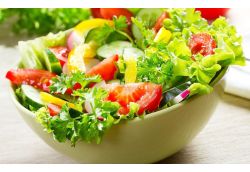Salata asortata din legume proaspete